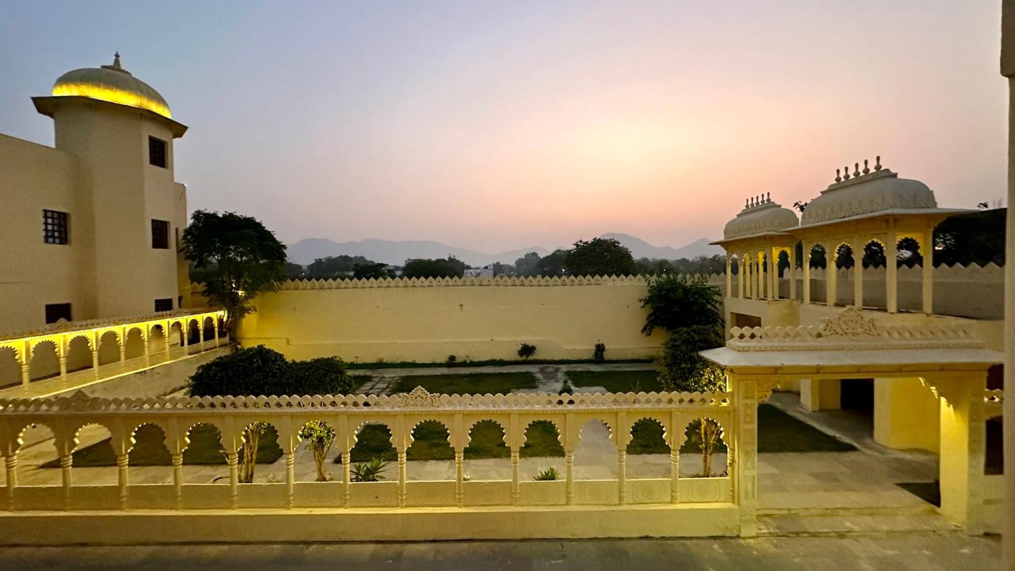 The Burj Resort Luxurious Stay Udaipur Extérieur photo