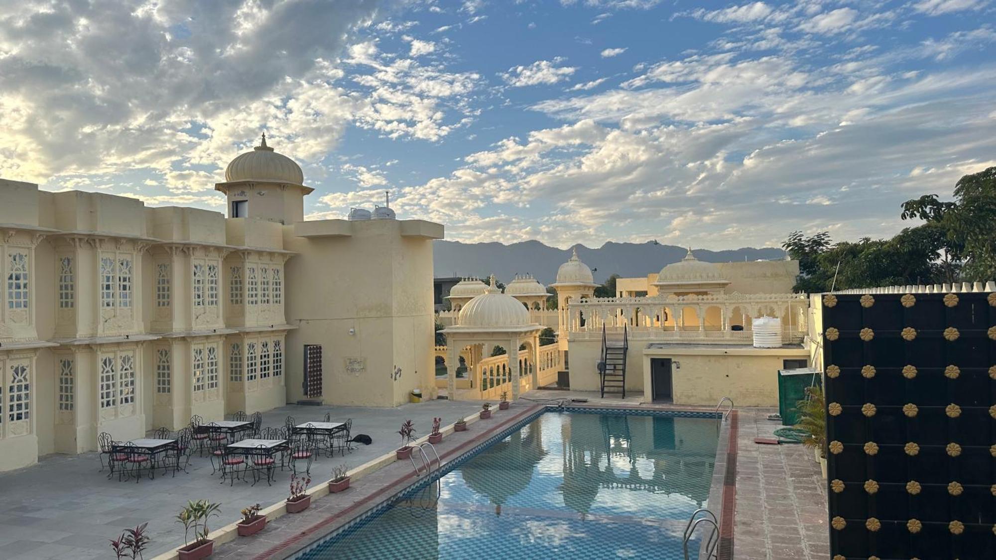 The Burj Resort Luxurious Stay Udaipur Extérieur photo